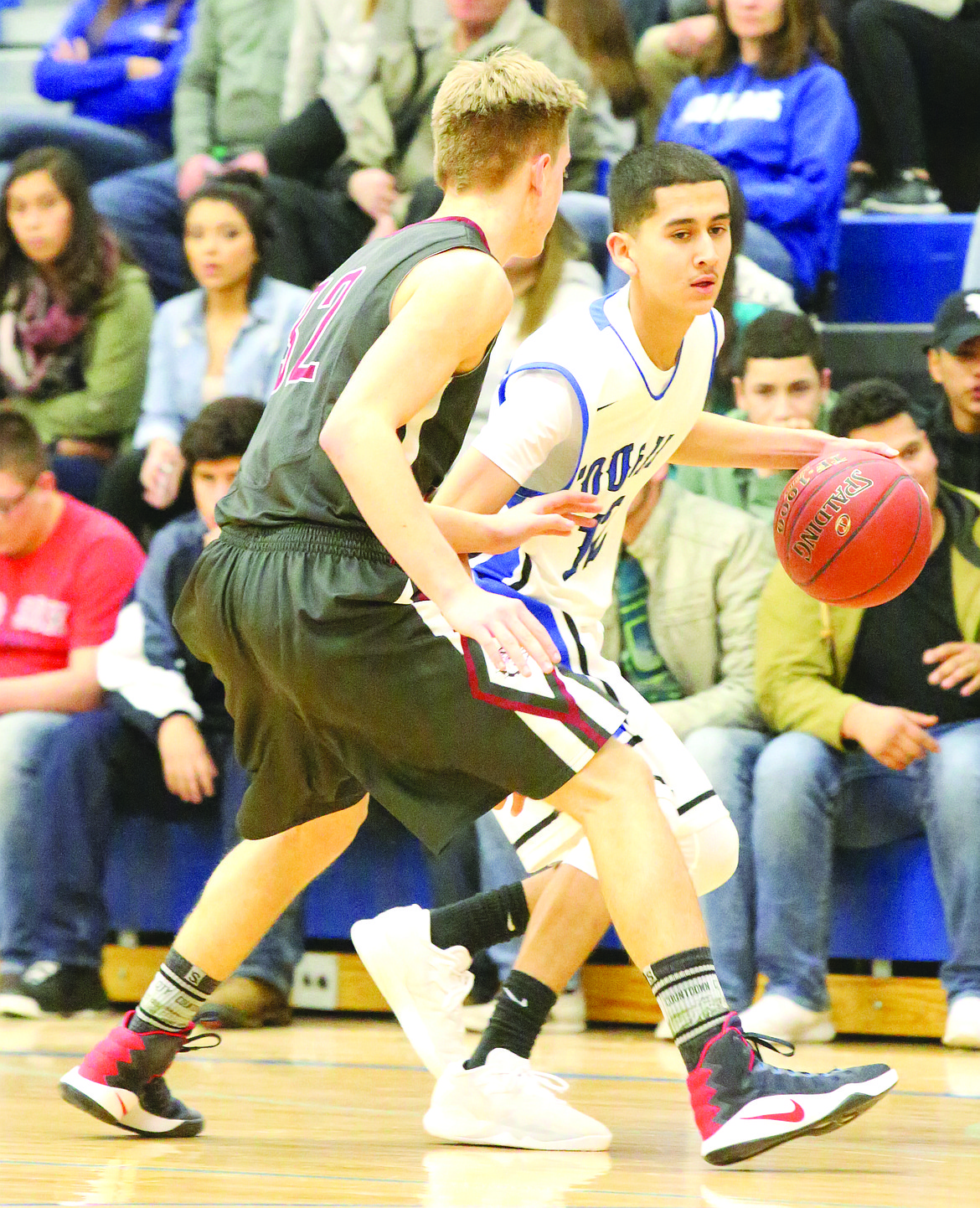 Connor Vanderweyst/Columbia Basin Herald
Warden guard Martin Arriaga dribbles against Okanogan.