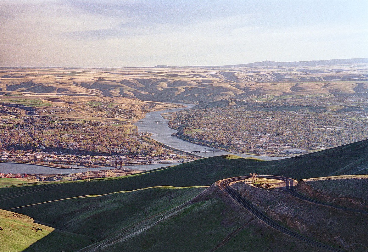 WIKIMEDIA COMMONS
Where the Snake and Clearwater rivers meet at Lewiston (on left) and Clarkston (right).