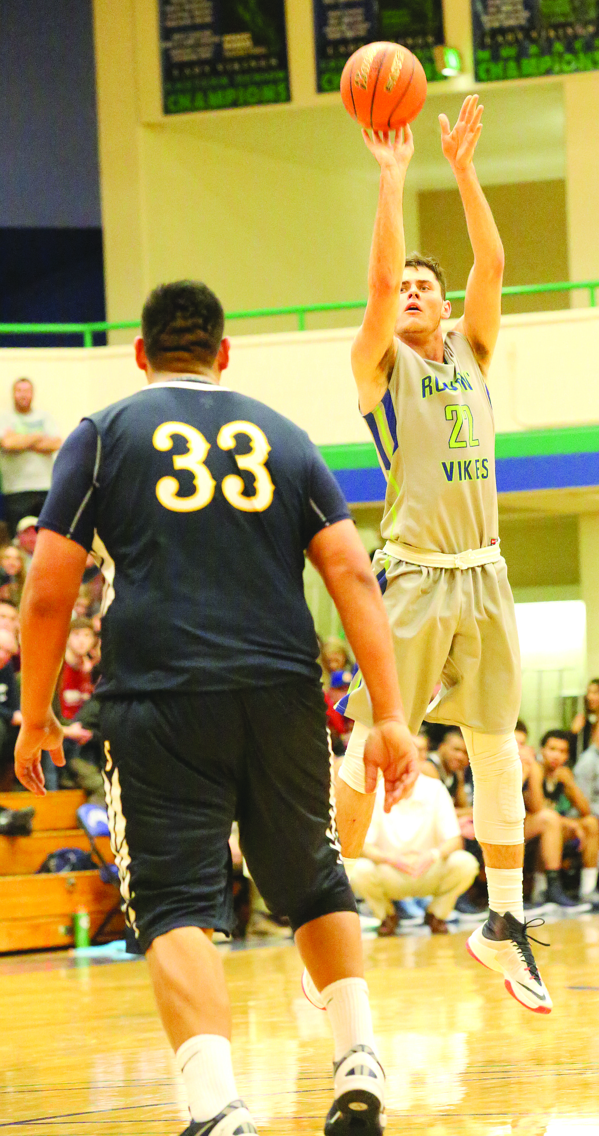 Connor Vanderweyst/Columbia Basin Herald
Big Bend forward Jacob McCord pulls up for a shot in front of Cesar Sandoval.