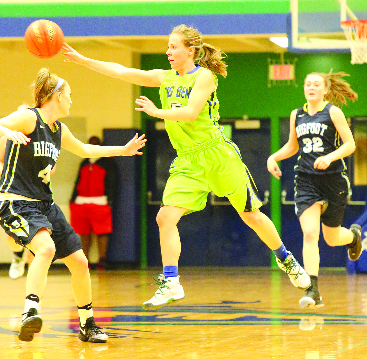 Connor Vanderweyst/Columbia Basin Herald
Big Bend guard Emily Allan throws a pass.