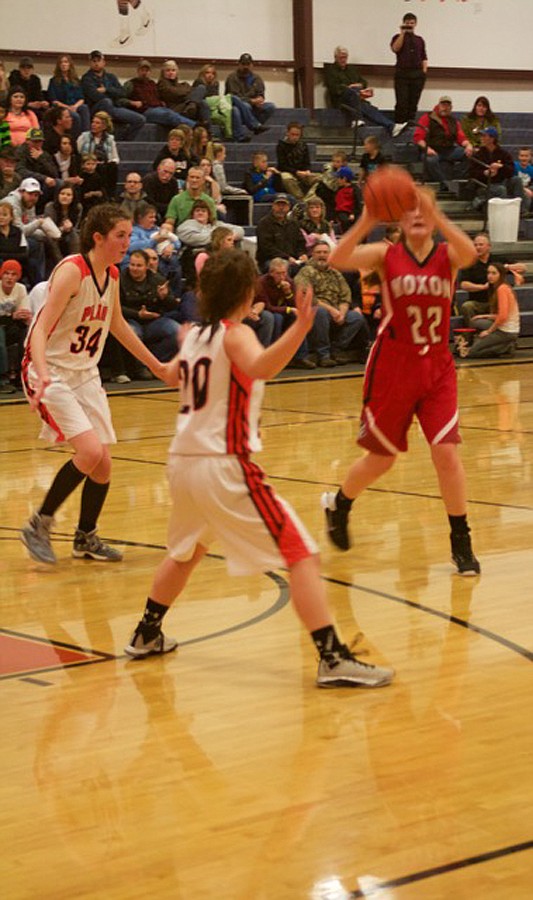 PLAINS DEFENDERS Rachel Huenink (34) and Haley Josephson (20) keep an eye on Noxon&#146;s Delaney Weltz (22).