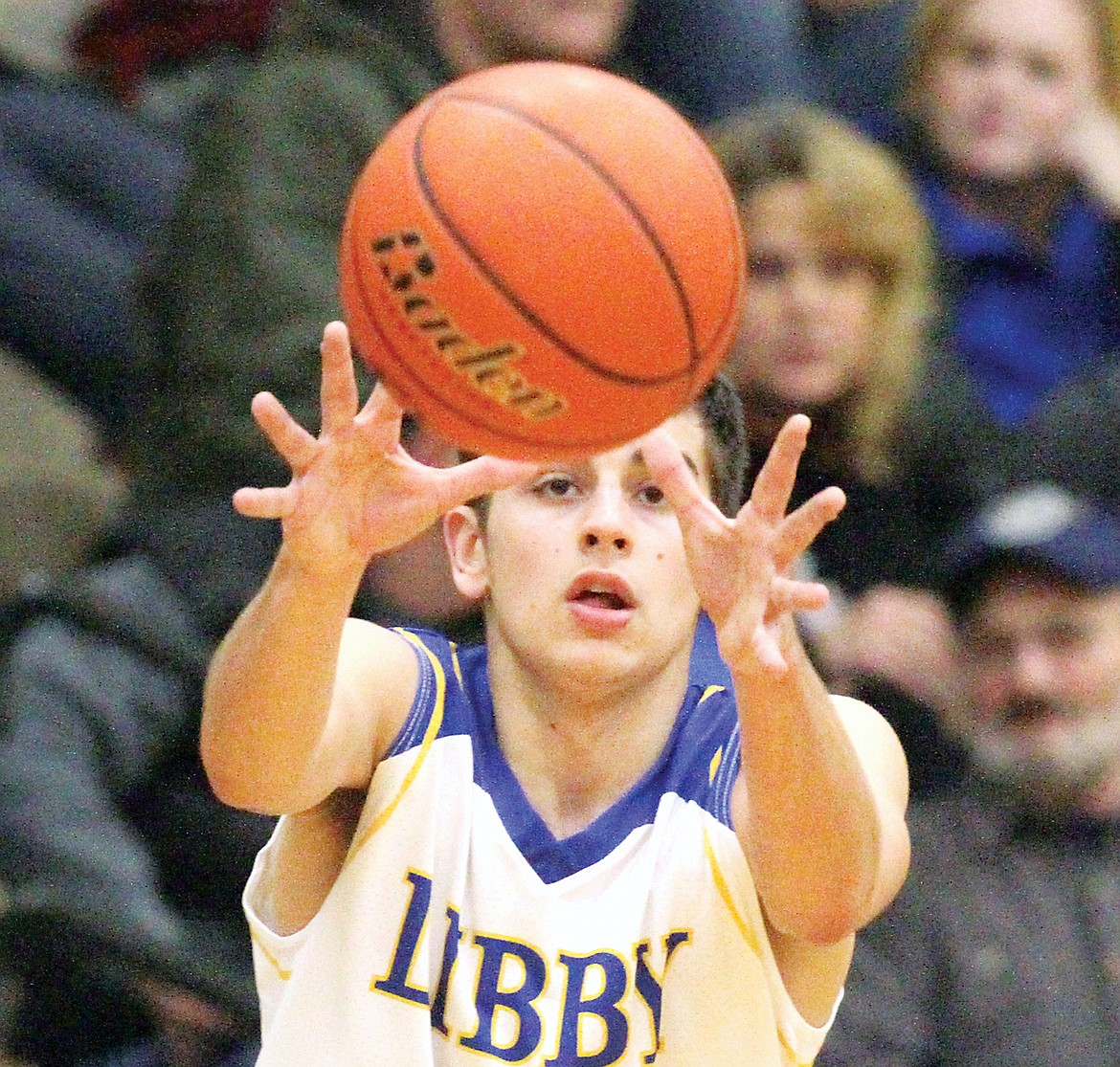 Senior guard Gabe Peck receiving on a pass from Ryggs Johnston in fourth quarter vs. Columbia Falls Jan. 6. (Paul Sievers/TWN)