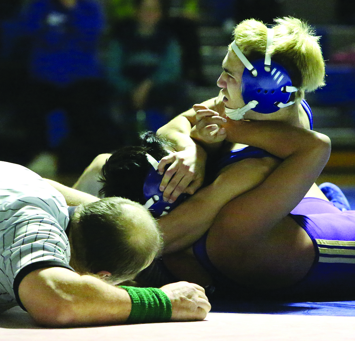 Connor Vanderweyst/Columbia Basin Herald
Rodrigo Ozuna pins Rogelio Lombara of Connell in the first round.