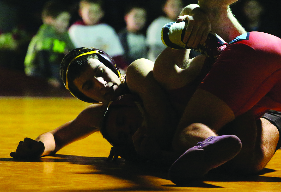 Connor Vanderweyst/Columbia Basin Herald
Adrian Suarez tries to get Cesar Mendoza onto his back for a pin.