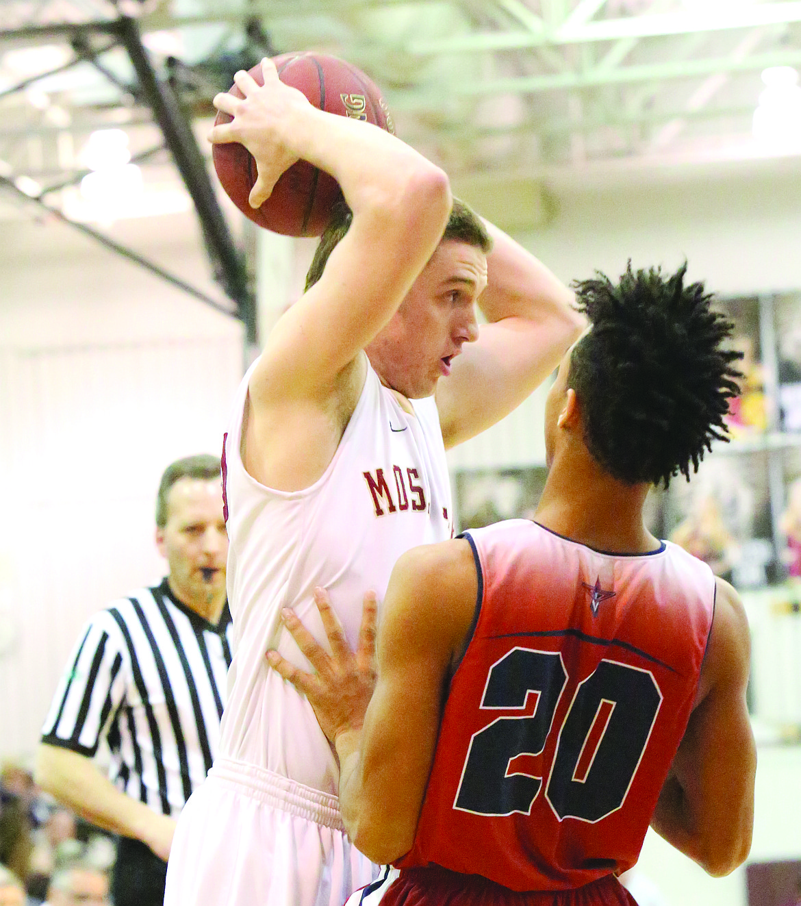 Connor Vanderweyst/Columbia Basin Herald
Moses Lake guard Zach Phillips looks to make a pass in front of Eisenhower's Deltay Redick.