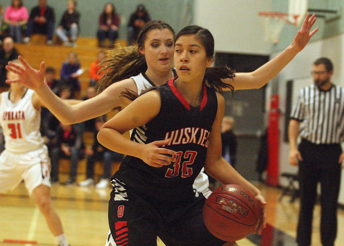 Rodney Harwood/Columbia Basin Herald
Othello sophomore Giselle Monroy (32) works the ball back outside against the Ephrata defense during the second quarter of Saturday&#146;s Central Washington Athletic Conference game in Ephrata.