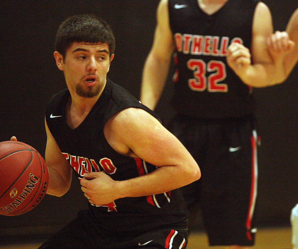 Rodney Harwood/Columbia Basin Herald
Othello guard Elias Valdez (24) looks to pass inside during the second quarter of Saturday night&#146;s Central Washington Athletic Conference game against Ephrata.