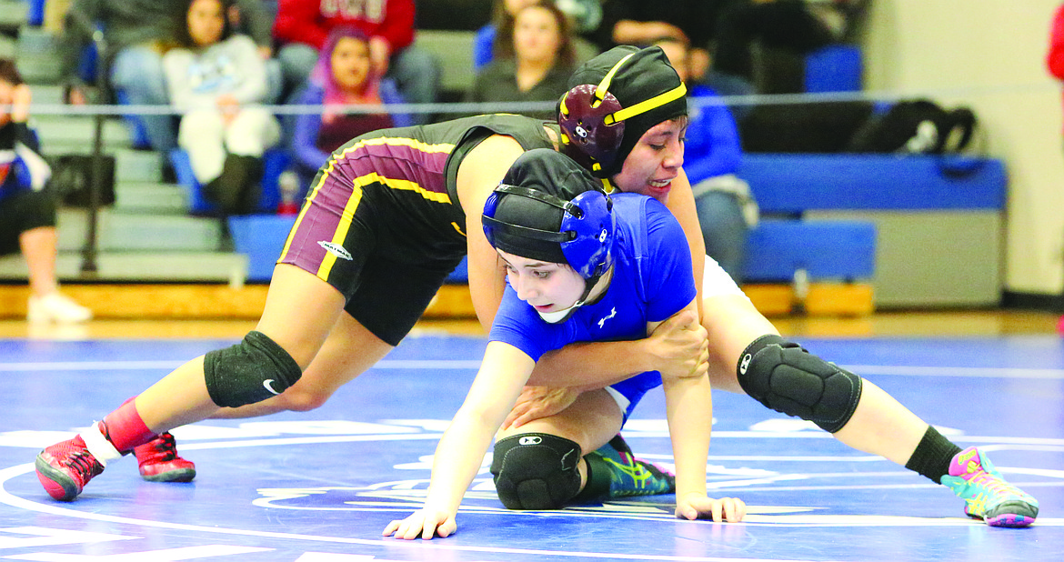 Connor Vanderweyst/Columbia Basin Herald
Warden's Aaliyah Escamilla (blue) tries to escape the grasp of Moses Lake's Melanie Flores.