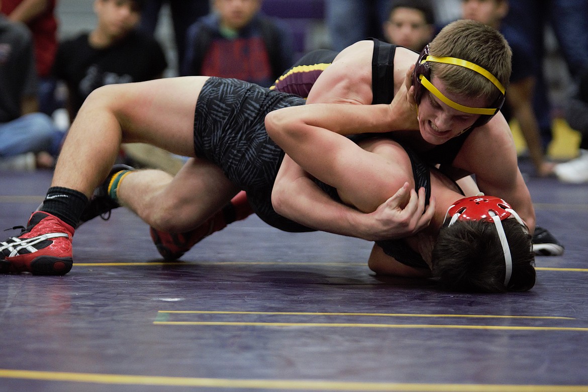 Kennady Schlagel/courtesy photo
Moses Lake's Hunter Cruz (top) pinned his way to the 152-pound district championship.