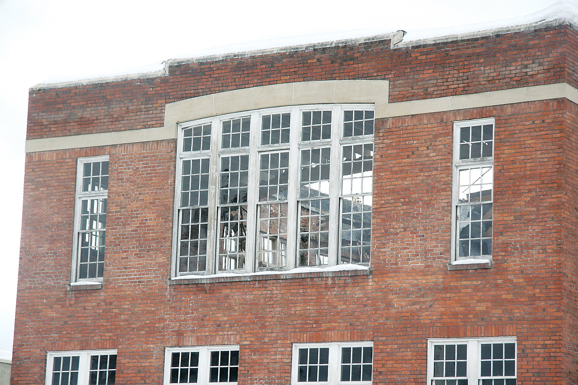 The roof of old school building on Lincoln Boulevard collapsed Wednesday morning. The city sealed off the outside of the building for safety purposes, but many stopped their cars to see the extent of the damages to the historic building. (Bethany Rolfson/TWN)