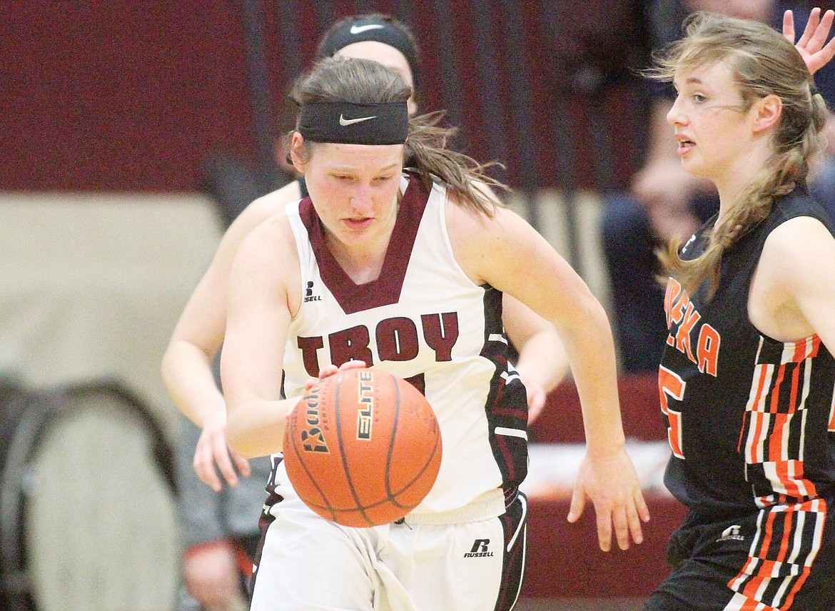 Junior guard Allie Coldwell drives past Eureka&#146;s Erynn Thier on a steal in the fourth quarter. (Paul Sievers/TWN)