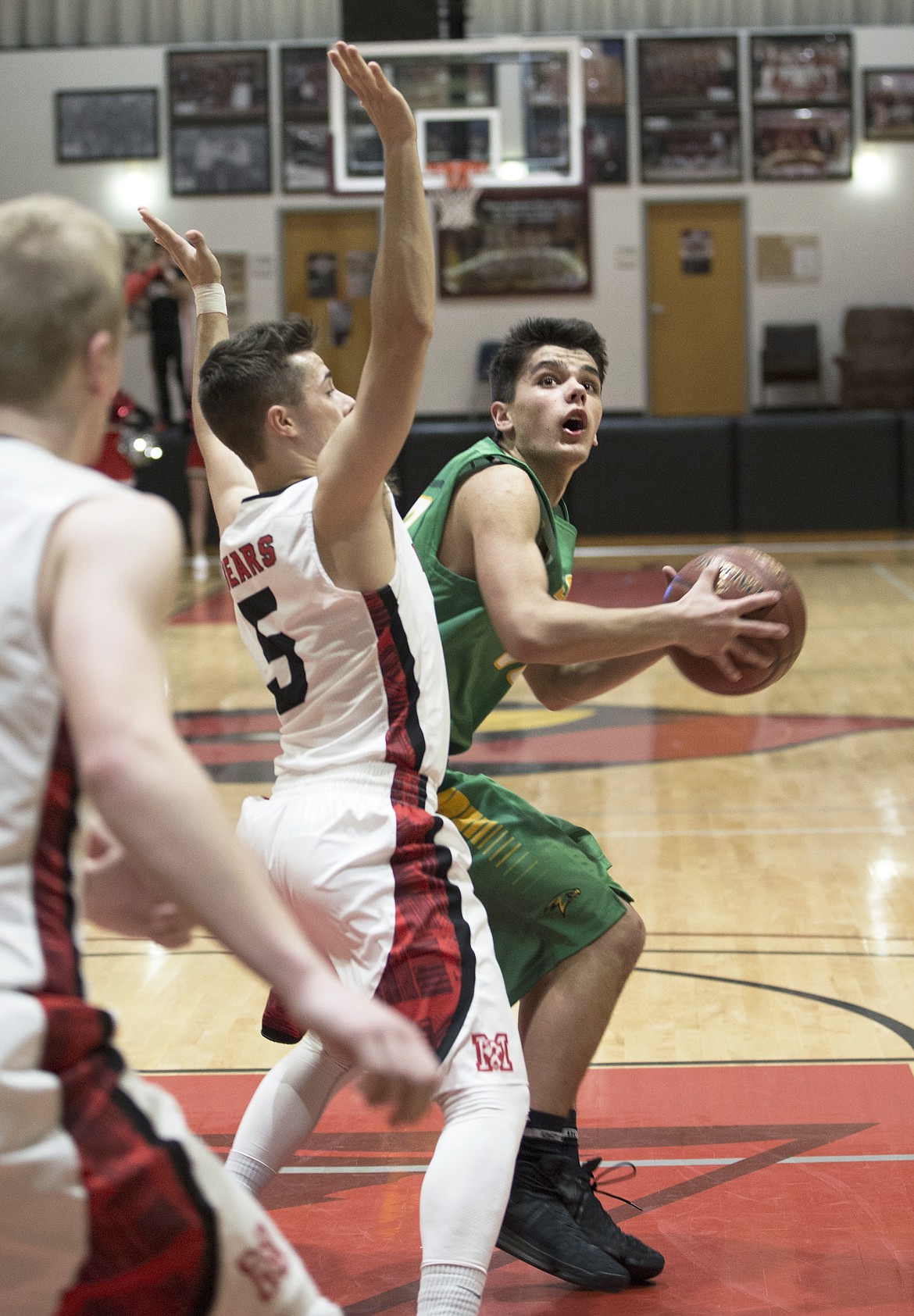 LISA JAMES/PressDylan Vahey of Lakeland shoots in the last minutes of their 4A Region 1 championship game against Moscow at NIC on Thursday night. Lakeland lost to Moscow, 44-45.