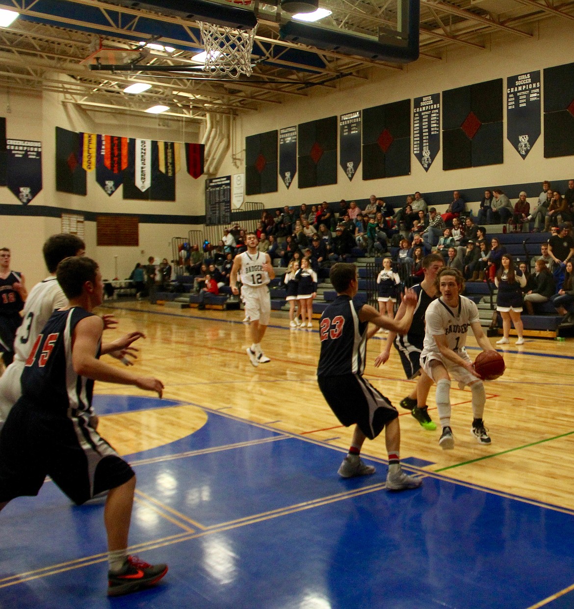 &#151;Photo by DAC COLLINS
Senior Elijah Price gets ready to feed Harrington the ball in the lane.