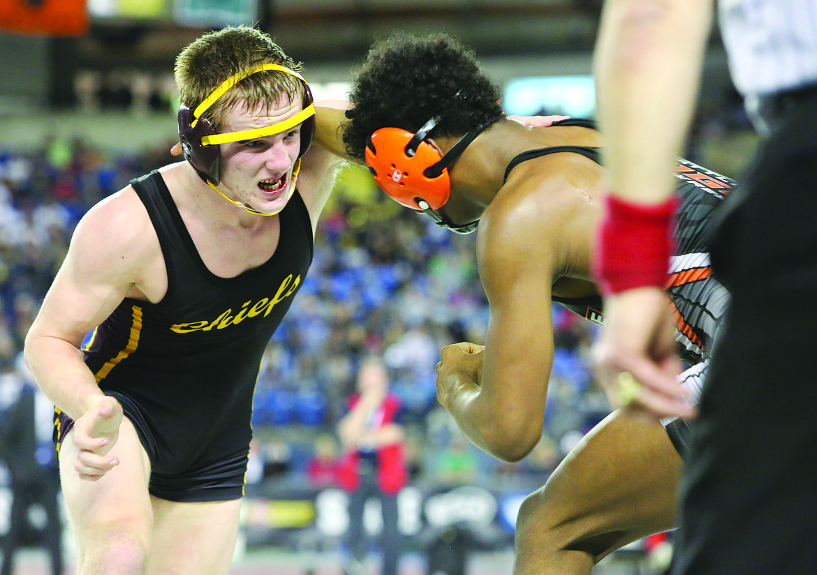 Connor Vanderweyst/Columbia Basin Herald
Moses Lake 152-pounder Hunter Cruz ties up with Battle Ground&#146;s Izaiah Duran.