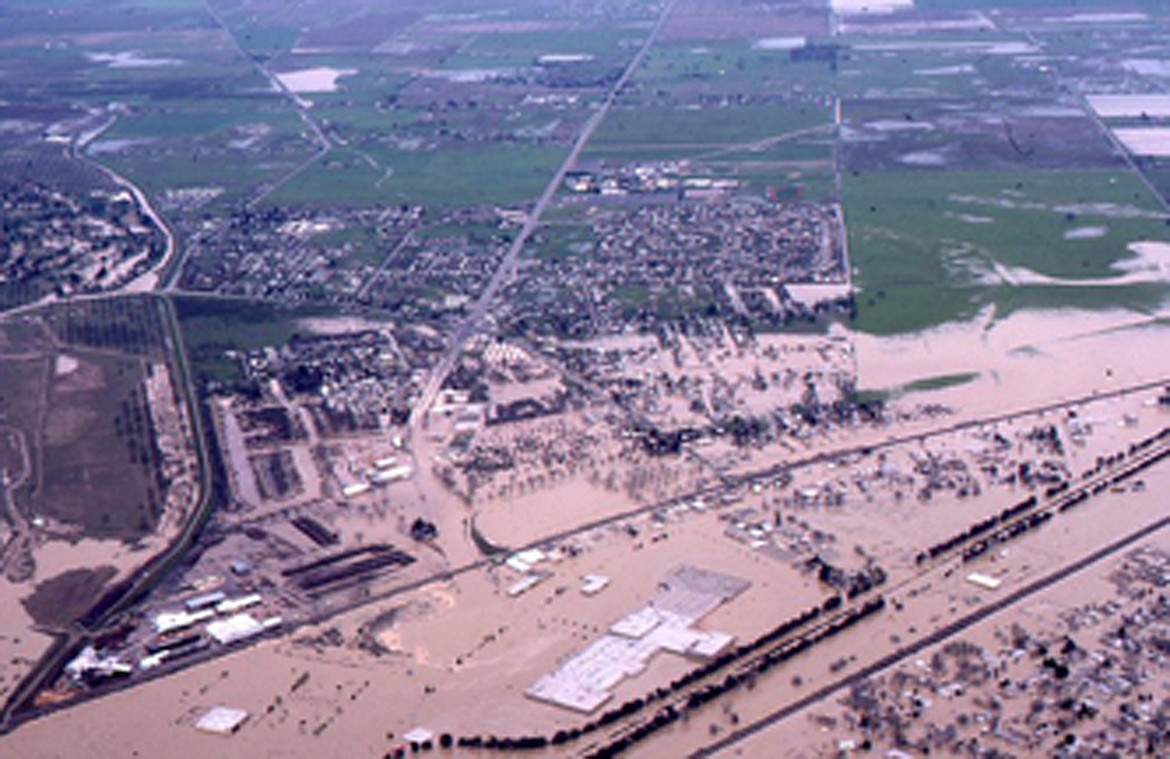 This aerial view shows the town of Marysville, California, during the 1986 flood. (Photos courtesy of Gary Grant)