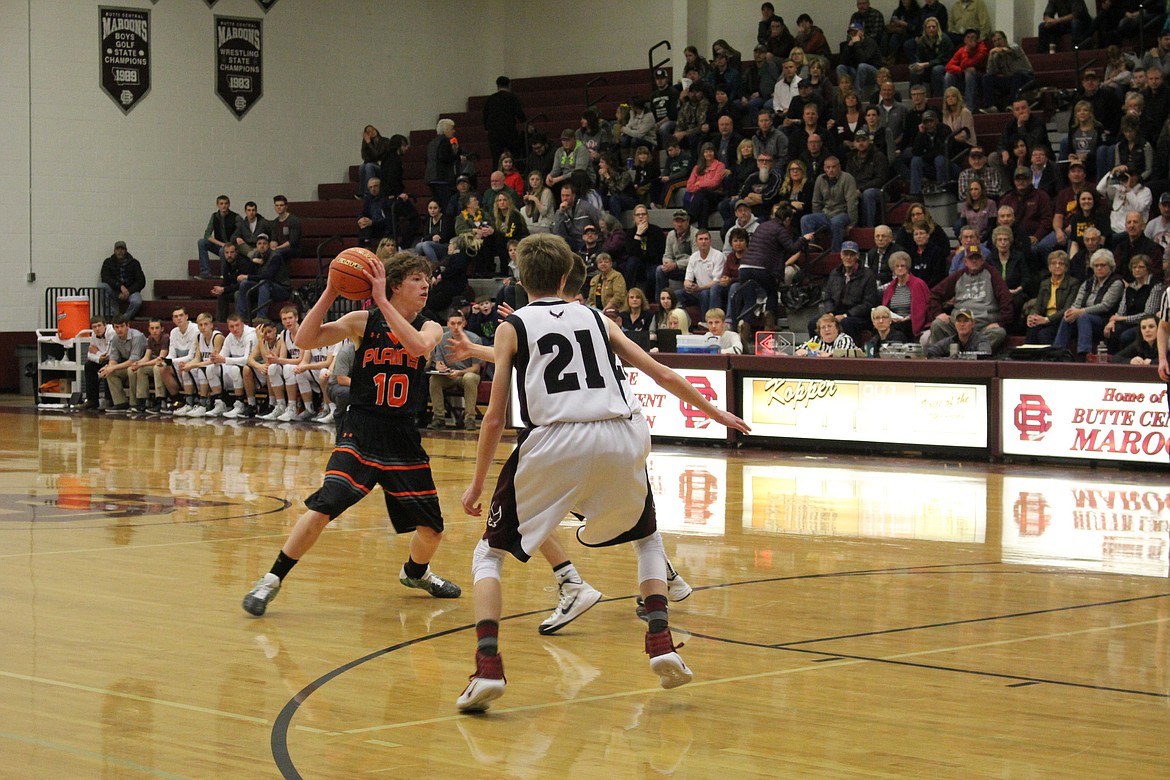 RYAN OVITT (10) looks past two Manhattan Christian players to find a teammate for a pass. (Kathleen Woodford/Mineral Independent)