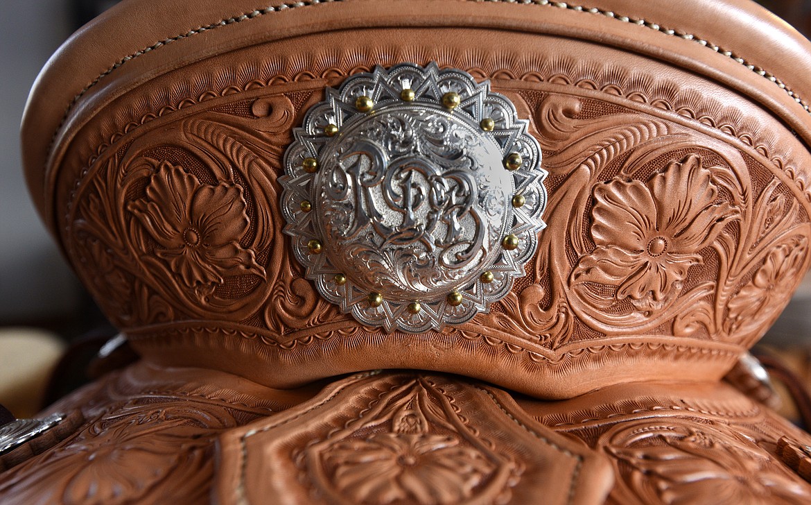 A floral design carved by Jeff Morrow surrounds the cantle plate on a saddle.