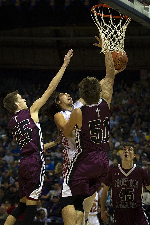 ARLEE&#146;S WILL MESTETH goes in for a shot against Manhattan Christian&#146;s Parker Dyksterhouse (25) and James Ramirez (51) in Saturday&#146;s title game. (Jeremy Weber/Lake County Leader)