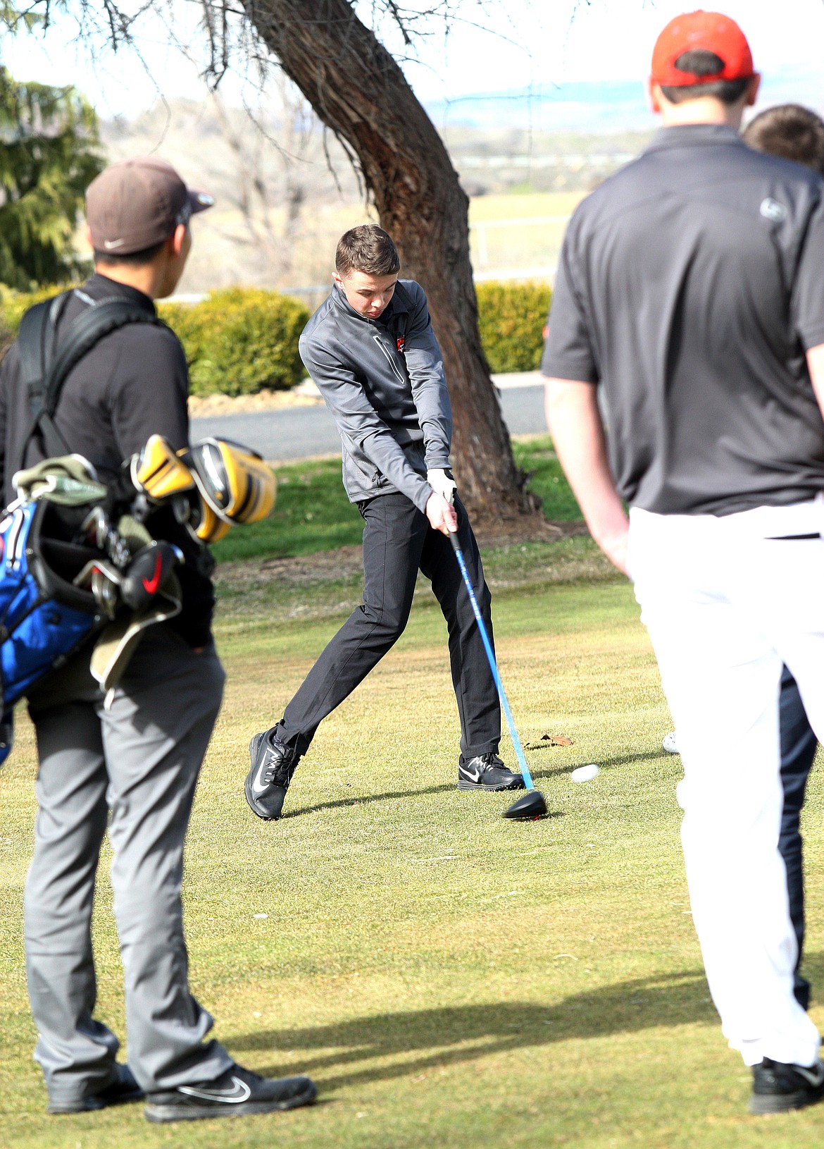 Rodney Harwood/Columbia Basin Herald
Ephrata freshman Jayce Moore hits his drive on the sixth hole as members of the No. 1 group look on during Thursday&#146;s CWAC match at the Lakeview Golf &amp; Country Club.