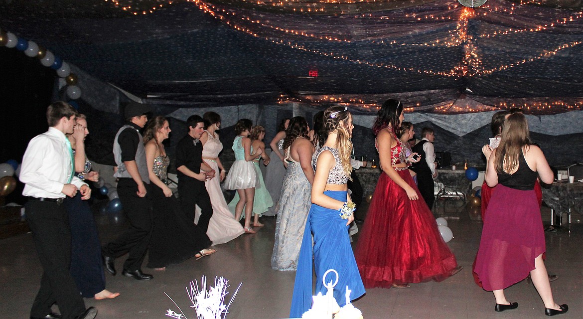 Students enjoy a group dance at the prom. (Photo by Frankie Kelly)