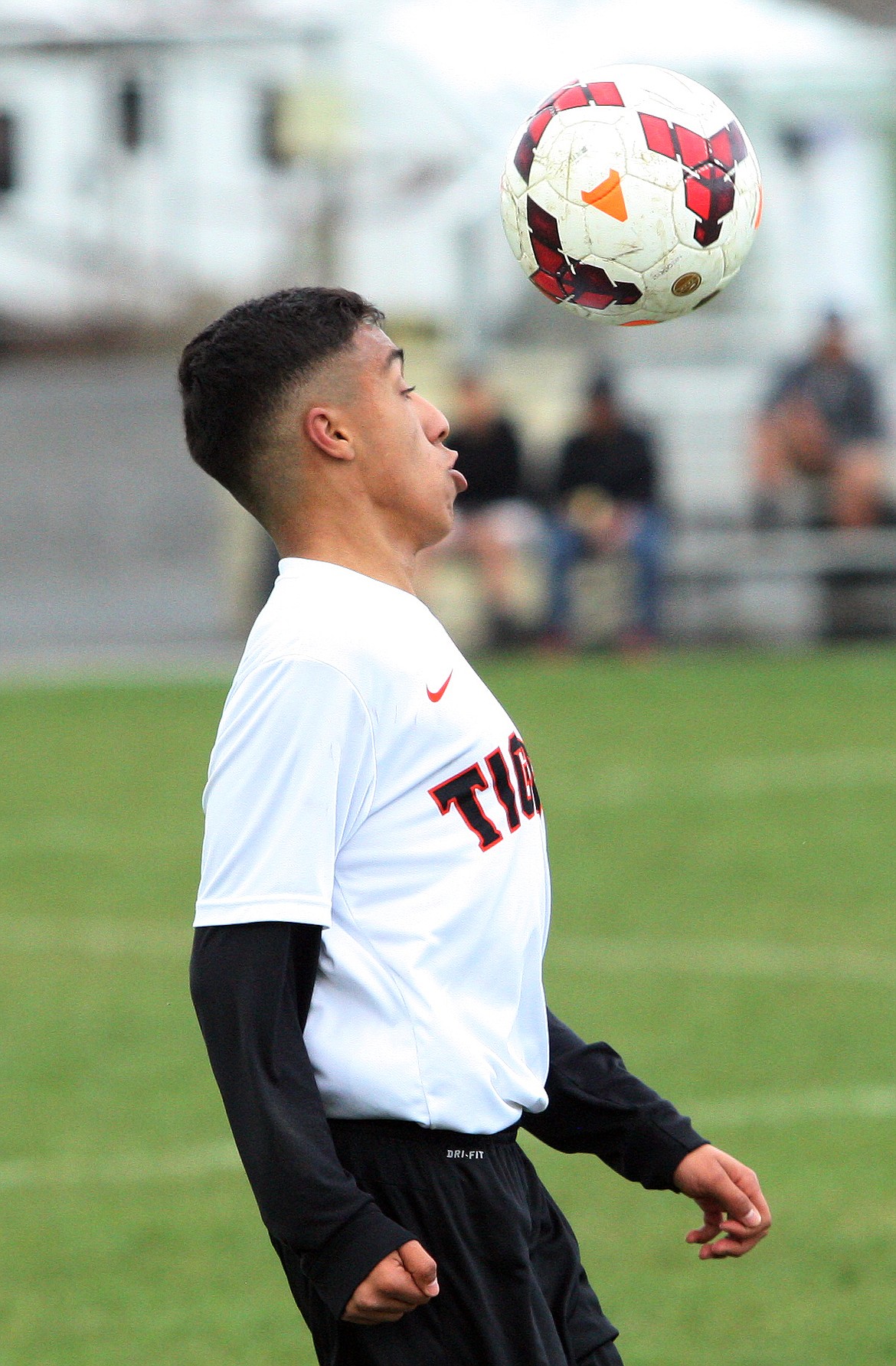Rodney Harwood/Columbia Basin Herald
Ephrata striker Ezequel Sandoval (11) controls the ball at the midfield during Thursday&#146;s non-league match with Mabton.