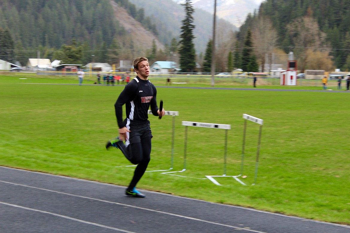 Stephen Dellinger running in the 4X200 relay.
