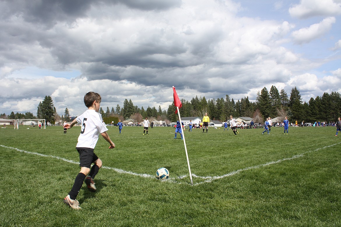 Courtesy photo
Orion Burns of the Sting Timbers FC Boys &#146;08 Green boys soccer team surveys the field for teammates as he delivers a corner kick in a 5-1 victory over North Idaho Inferno FC Rider &#146;08 on Saturday.