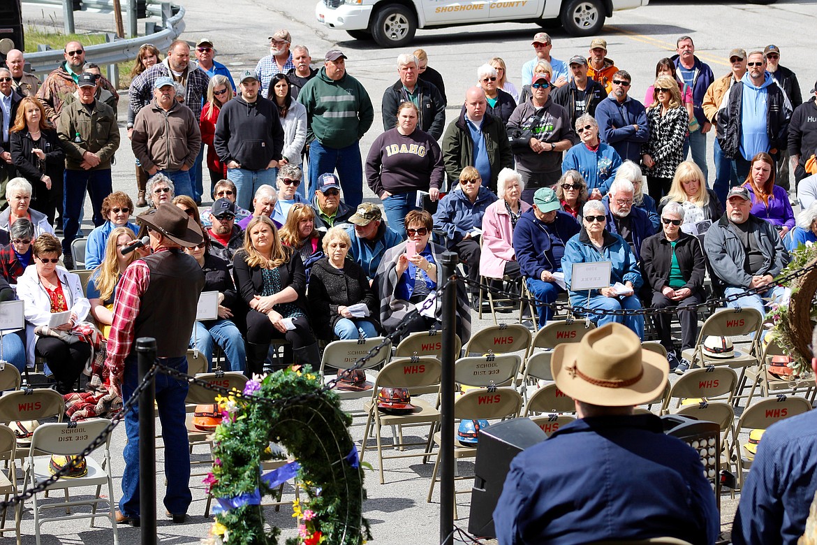 Ron Thompson (left- cowboy hat) sings to the crowd.