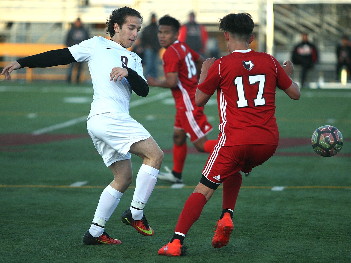 Rodney Harwood/Columbia Basin HeraldMoses Lake's Jeremy Sinchuk (9) passes the ball at the midfield during the Chiefs CBBN match with Sunnyside Friday night at Lions Field.