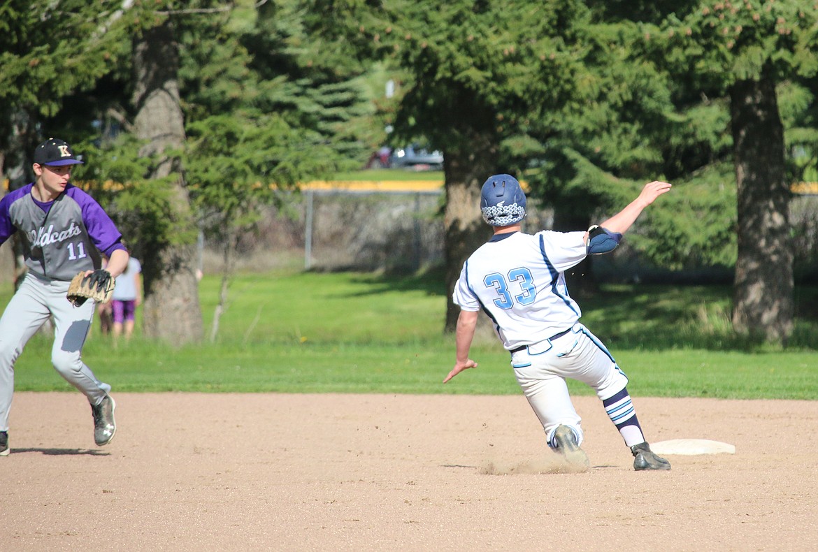 Photo by MANDI BATEMAN
Brady Bateman running for second base.