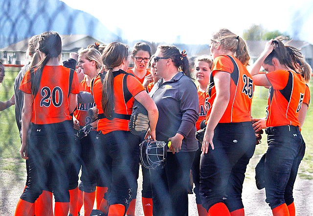 COACH MICHELLE Hunter speaks with her players between innings. (Jessica Peterson photo)