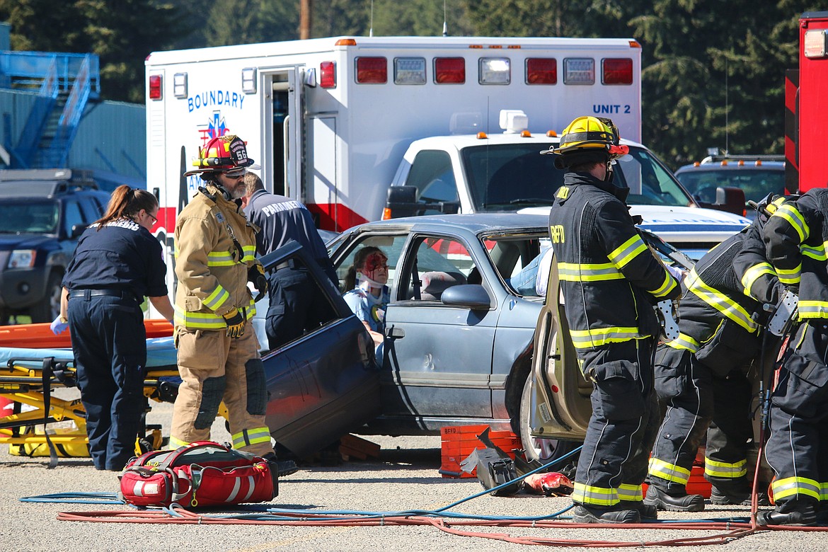 Photo by MANDI BATEMAN
Law enforcement extricates the injured passengers.