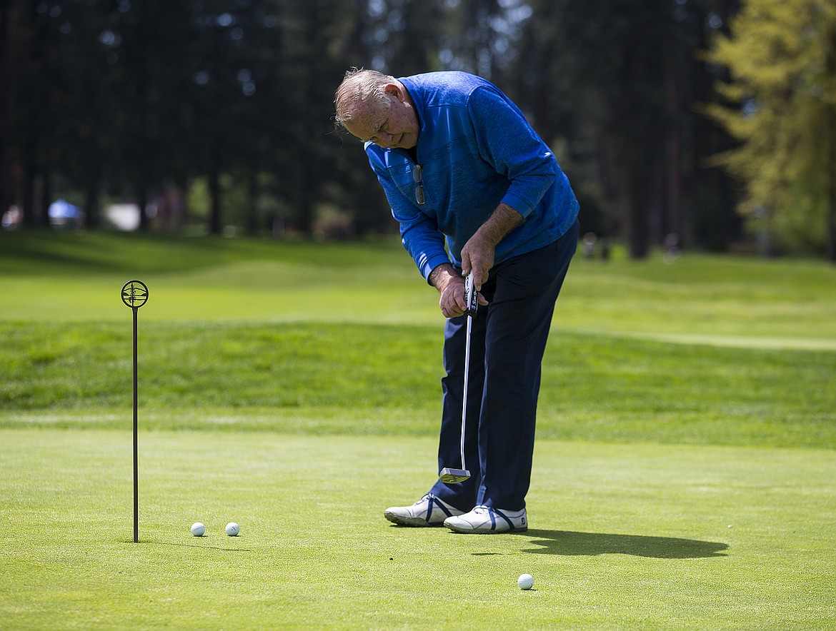 LOREN BENOIT/Press
Jerry Kramer hits some practice putts prior to an Idaho Vandal fundraiser golf tournament May 20 at the Hayden Lake Country Club.