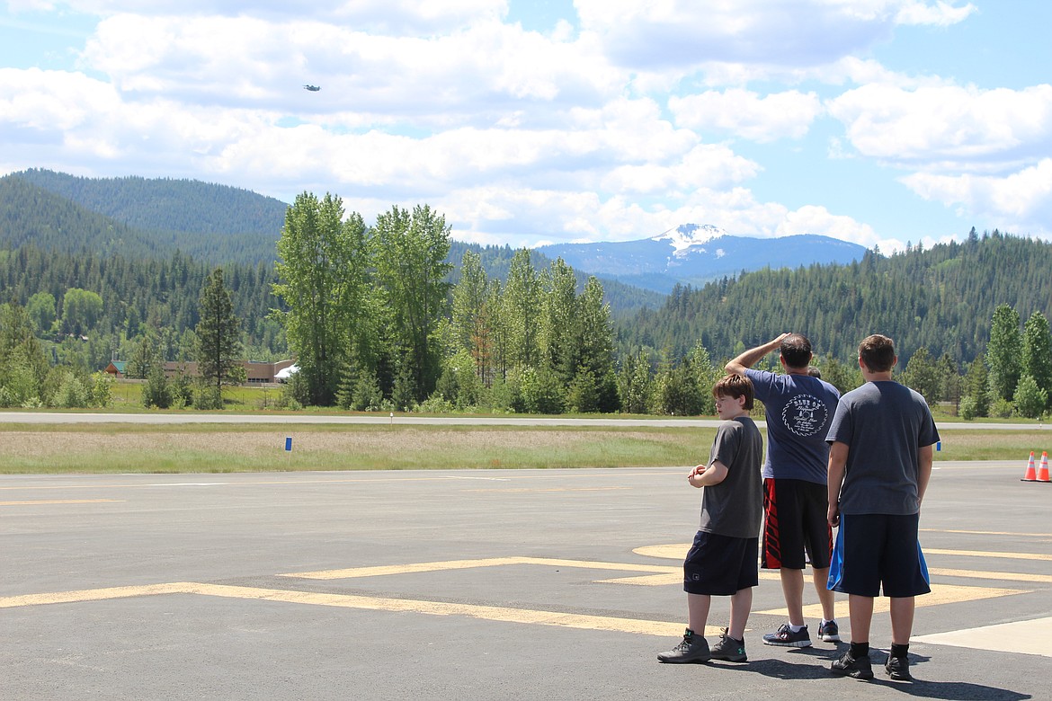 Photo by Chanse Watson
The Grumman Goose passes over the airport while onlookers watch it from the ground.