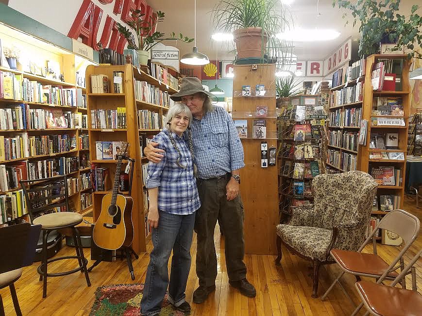 Photo by TANNA LARSEN
Scott and Diana Stover of the band Shiloh Rising performed at Bonner&#146;s Books.