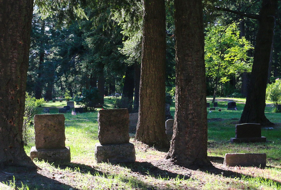 Photo by Mandi Bateman
Silent sentinels stand side by side on the old side of the Grandview Cemetery.