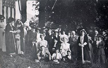 OREGON ENCYCLOPEDIA
Suffragettes campaigning in Oregon in 1914.