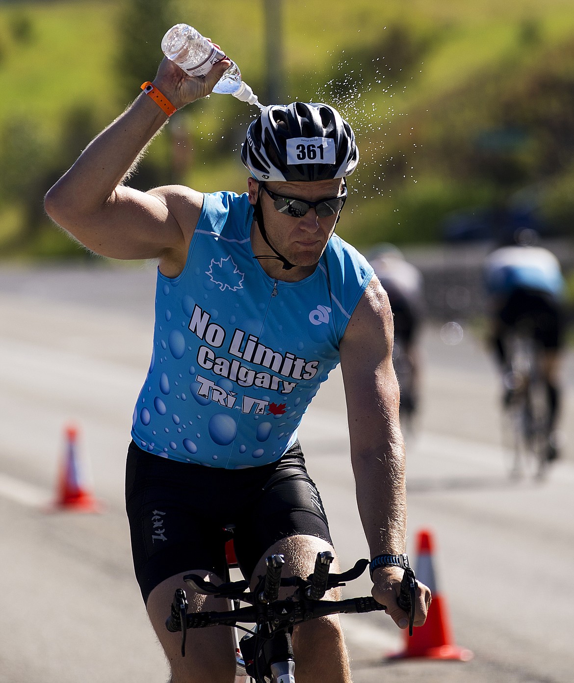 LOREN BENOIT/PressRichard Jansen sprays water over his head to cool down.