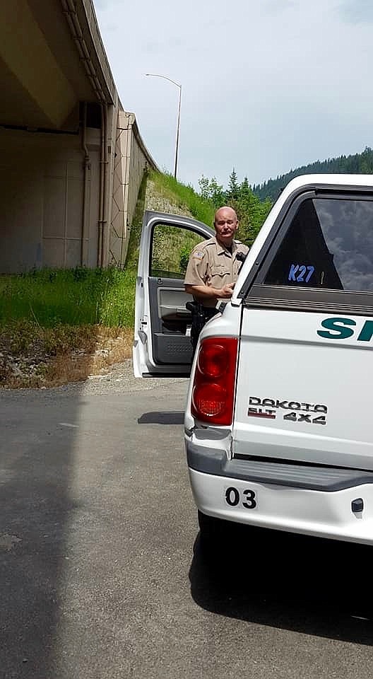 Photo courtesy of Tina Lou Viche.
Sheriff (and now on-call snake wrangler) Mike Gunderson chuckles while dealing with the snake situation.