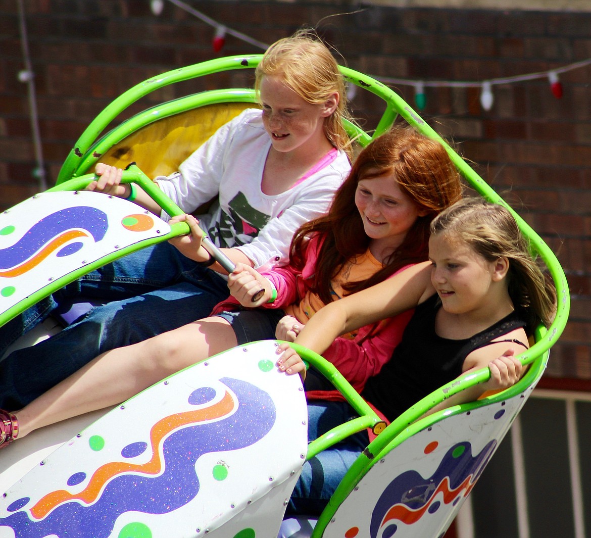 Some younger Gyro Days attendees have a go on the octopus type ride. Looks fun!