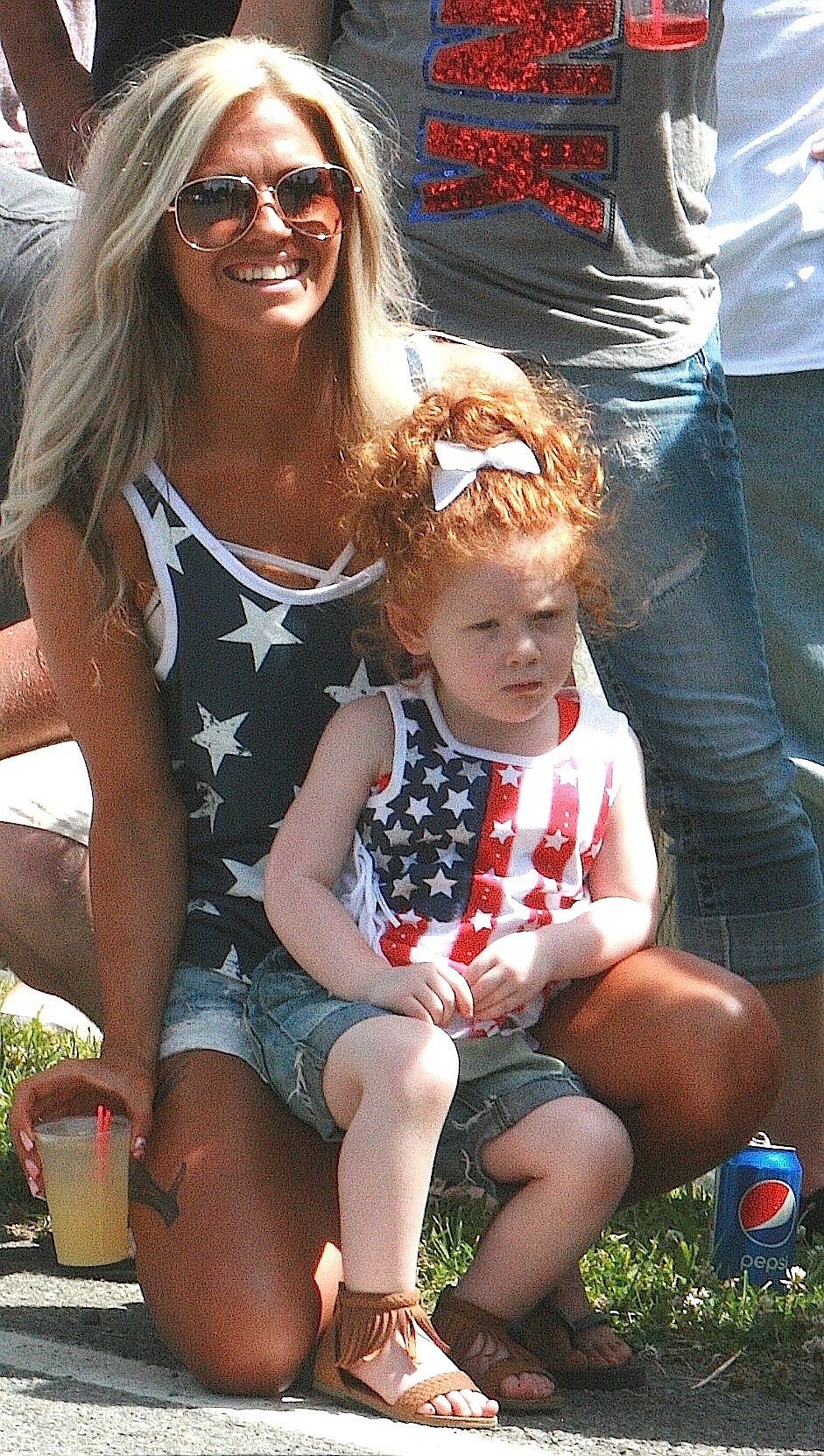 BRIAN WALKER/Press
Heather Scott of Rathdrum watches Bayview Daze parade with her 2-year-old daughter Anna on Saturday.