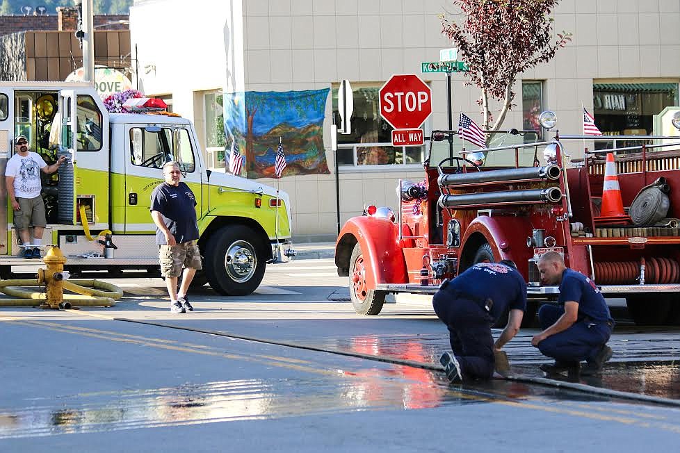 Photo by Mandi Bateman
Fire fighters set up for the hose race.