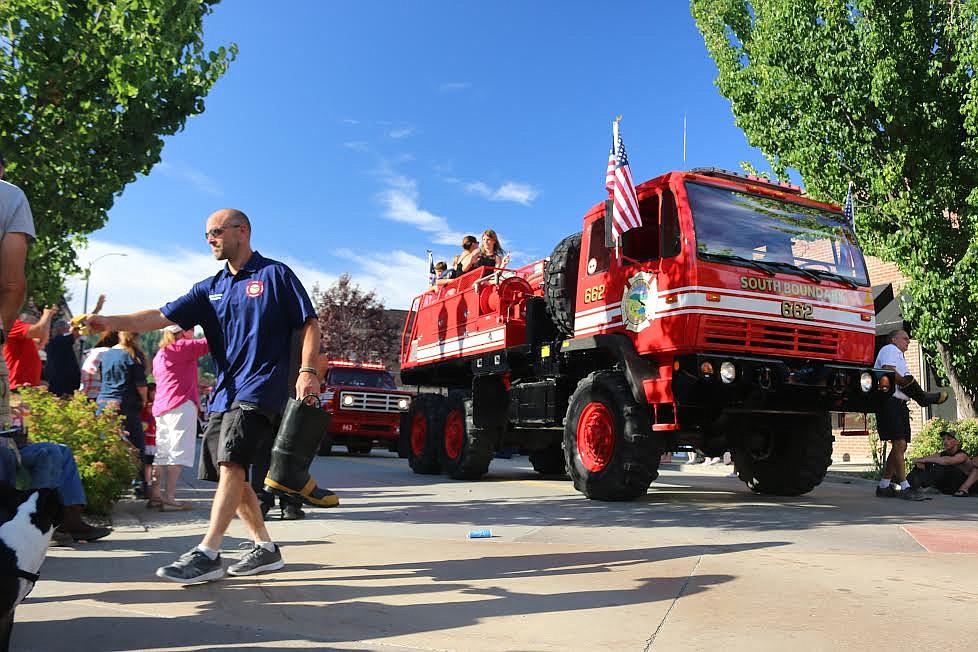 Photo by Mandi Bateman
South Boundary Fire Department hands out candy during the Fourth of July parade.