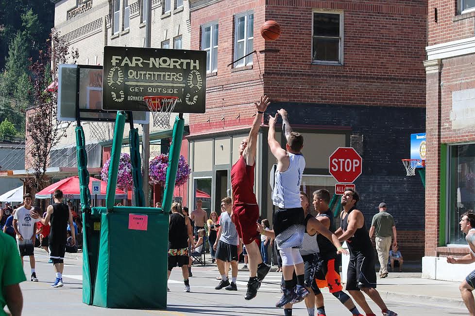 Photo by Mandi Bateman
The Mens 19-35 Age court had a lot of action during Swish.