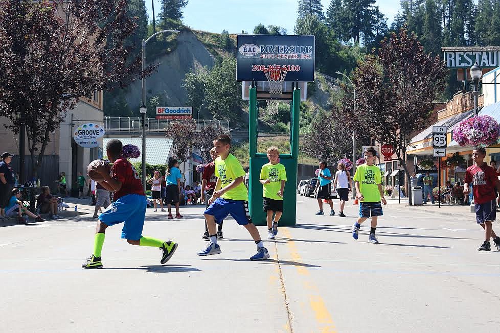 Photo by Mandi Bateman
Spectators lined the streets, cheering on their favorite teams.