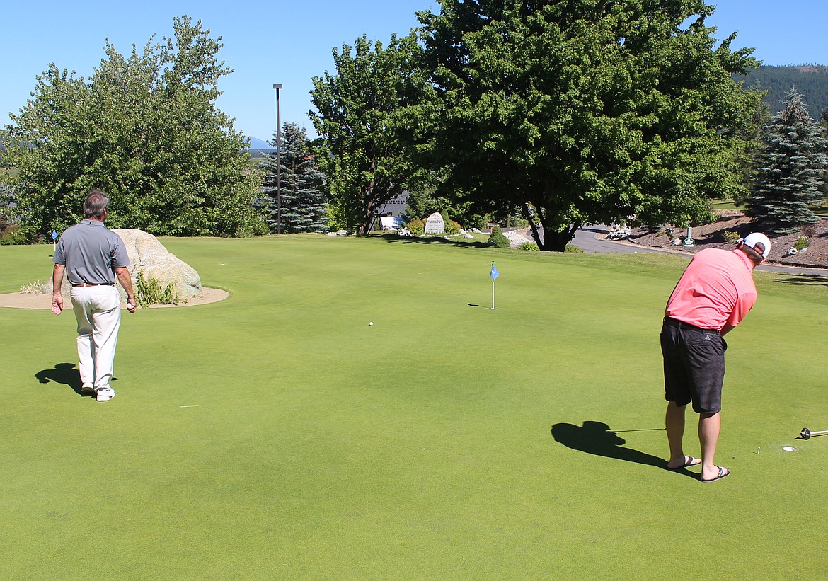 (Photo by STEPHANIE RIEF)
Local golfer Matt Mire drains a 50 foot putt to win $1,000, one of the big highlights from the recent SAR fundraising golf tourney.