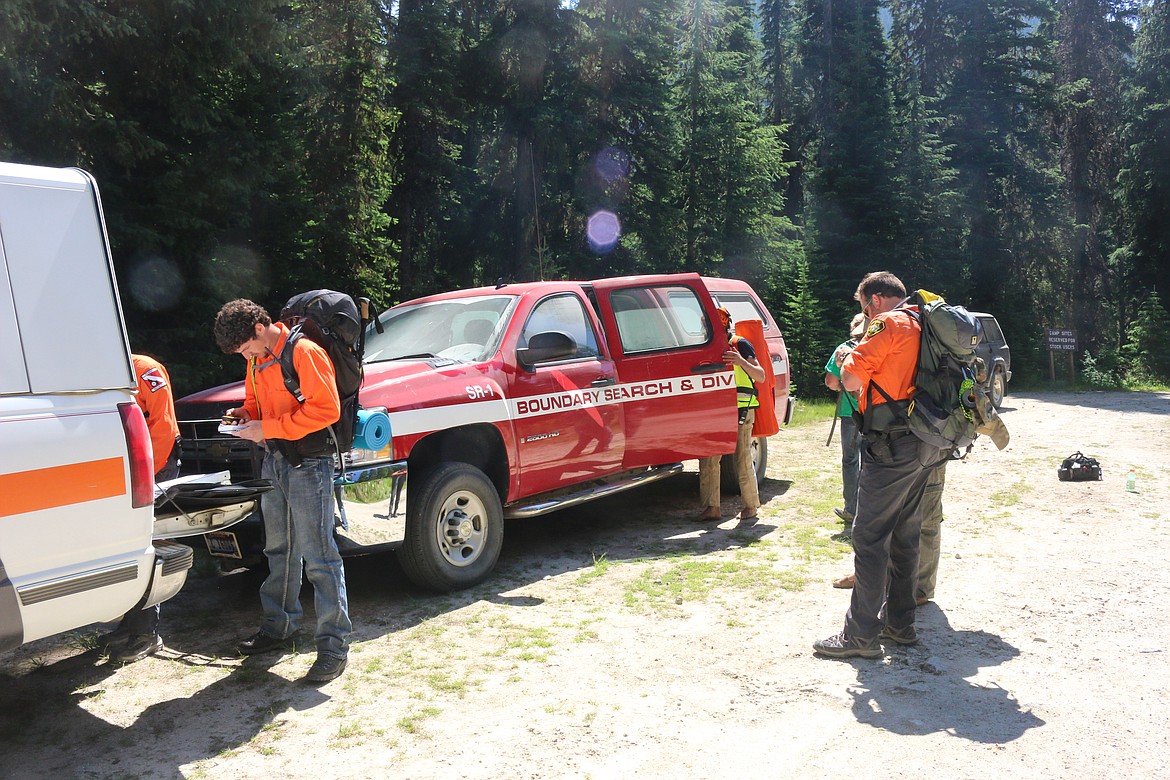 Photo by Mandi Bateman
Search and Dive Rescue Team One prepares to take to the trail in search of the injured hiker.