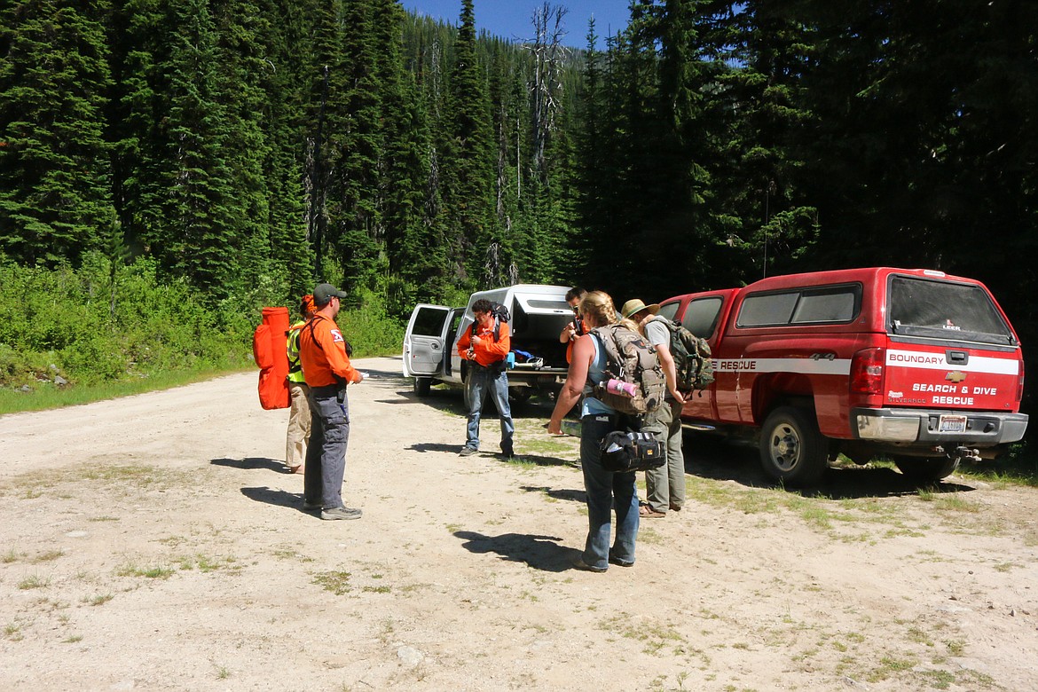 Photo by Mandi Bateman
Search and Dive Rescue Team Vice Commander Tony Jeppesen prepares his team upon arrival at the command base.