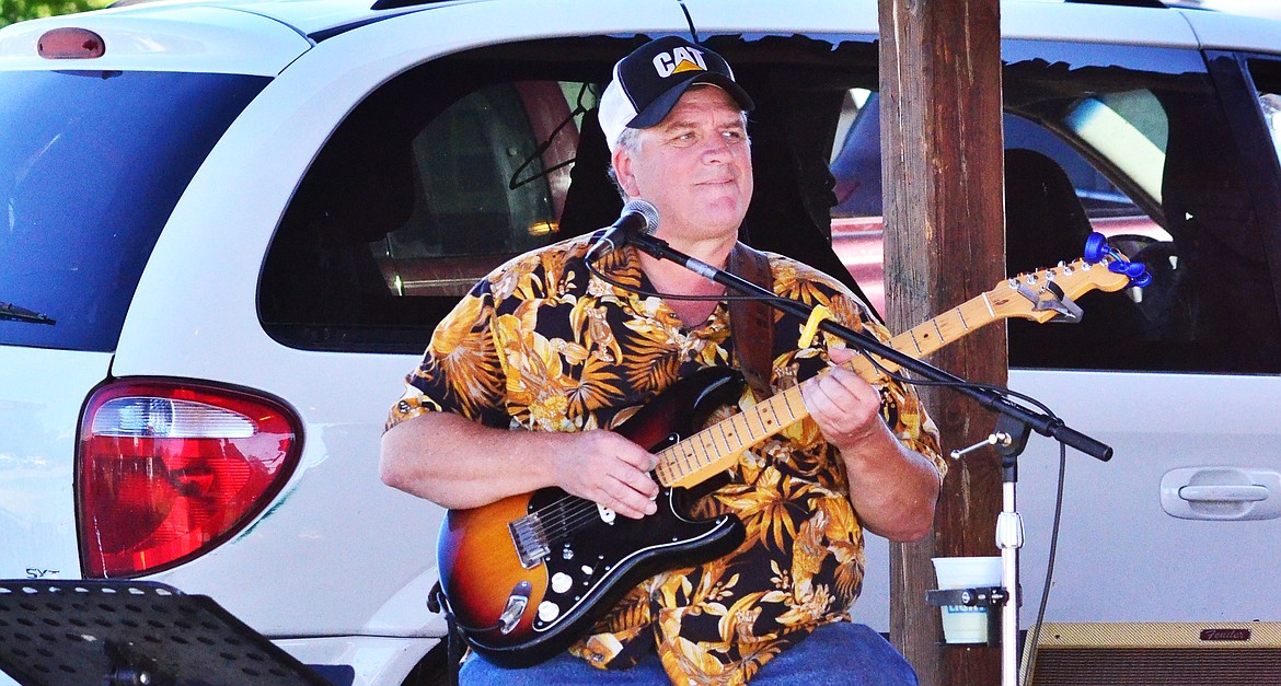 Brett Barber of &#145;Bret and Barton&#146;, entertaining the crowd with a combination of old rock and country classics