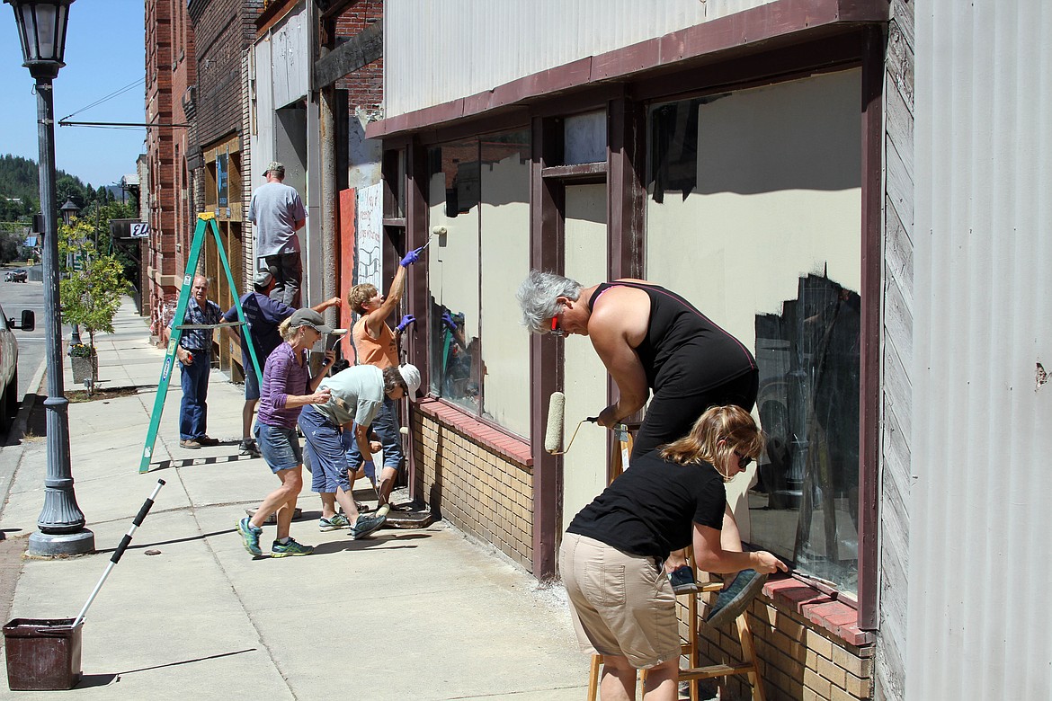 Photo by Josh McDonald
Lori Sawyer and part of her army of volunteers paint a building on McKinley Avenue as part of their beautification project to get Kellogg ready for next month&#146;s all class reunion.